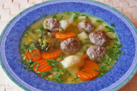 Pożywna i zdrowa zupa warzywna z klopsikami 